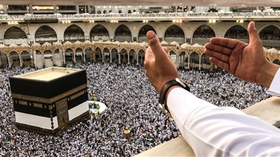 مطار القاهرة يرتدي ثوب الإحرام.. إعلان الطوارئ لاستقبال ضيوف الرحمن.. تجهيز مناطق للإحرام بالموسمية.. خيم مكيفة لحماية المودعين.. 