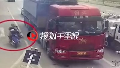 مصرع شخص وإصابة اثنين في حادث دهس مروع (فيديو)