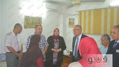 محافظ المنيا يسلم ماكينات خياطة لعدد من السيدات المعيلات