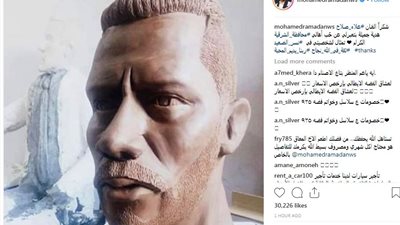 محمد رمضان ينشر صورة تمثال لشخصيته في «نسر الصعيد»: هدية جميلة