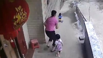 نهاية كارثية لاندفاع عربة طفل نحو منحدر (فيديو وصور)