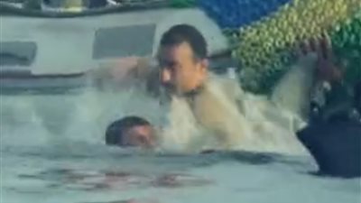 بالفيديو.. «السقا» يعتدي بالضرب على «رامز جلال» وفريق عمل «رامز قرش البحر»