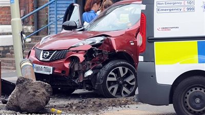 سائق يفقد السيطرة ويقتحم بسيارته محل حلاقة (فيديو وصور)