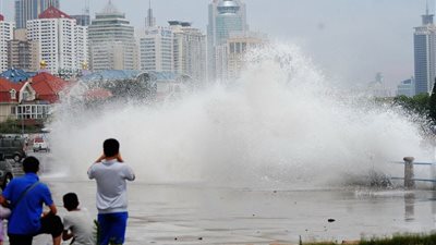بالصور.. إعصار قوي يضرب شرق الصين ويجلي مليون مواطن