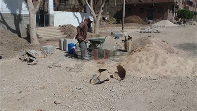 رئيس مدينة دشنا يتابع أعمال رفع كفاءة الشوارع في قنا (صور)