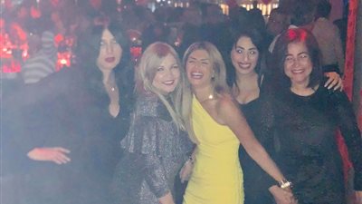 منة فضالي تحتفل بعيد ميلاد والدتها (صور)