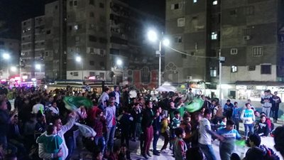 أهالي زهور بورسعيد يتجمعون أمام شاشة عملاقة بمباراة المصري (صور)