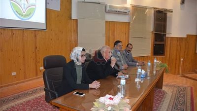 محافظ الوادي الجديد يبحث مع المعلمين منظومة الزي الموحد (صور)