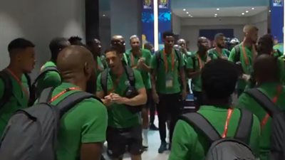 وصلة رقص وغناء للاعبي منتخب جنوب أفريقيا بإستاد القاهرة (فيديو)