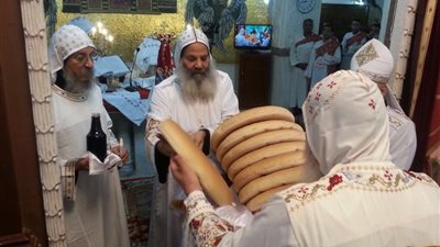 بالصور.. الأنبا شاروبيم يترأس صلاة قداس الخميس بكنيسة دندرة