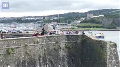 بالفيديو والصور.. صبي يخاطر بحياته للقفز من أعلى جرف