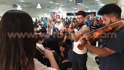 بالصور.. أوركسترا فلسطين الموسيقية تعزف للمسافرين بمعبر الكرامة