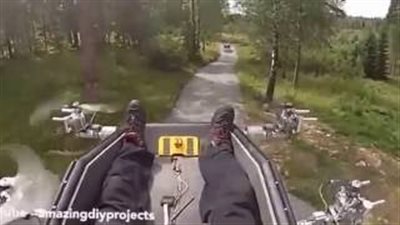 بالفيديو .. رجل يصنع «كرسي» طائرا بعد 10 محاولات فاشلة