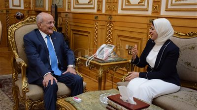 وزيرة الصحة تبحث مع العصار التعاون في إنشاء مصانع الأمصال الجديدة