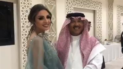 لقاء محمد عبده وأنغام في كواليس حفل الباحة بالسعودية (فيديو)