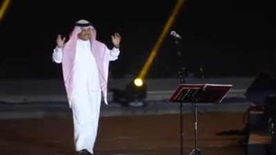 محمد عبده يفتتح حفله الغنائي في 