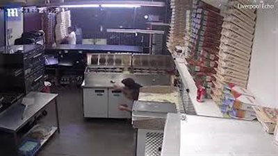 بالفيديو والصور.. بلطجي يفجر صندوق ألعاب نارية بمطعم