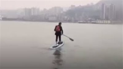 موظف يذهب إلى عمله بلوح تجديف لتوفير الوقت (فيديو)