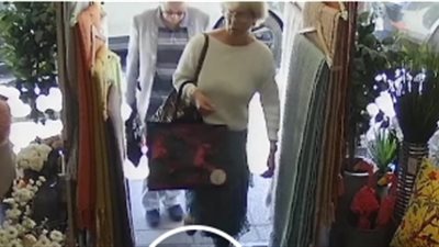 لحظة سرقة زوجين مسنين لمحل مجوهرات بطريقة ماكرة (فيديو)