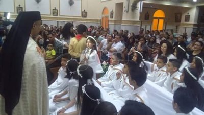 بطريرك الكاثوليك يحتفل بالمناولة مع أطفال عزبة النخل