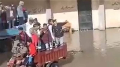 نقل طلاب الدخيلة على تروسيكل بسبب غرق المدارس في مياه الأمطار