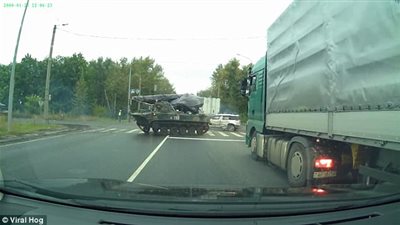 بالفيديو والصور.. قائد دبابة يفقد السيطرة عليها بطريق مليء بالسيارات