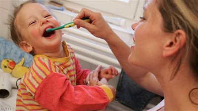 ما هو السن الأنسب للبدء بتنظيف أسنان الأطفال؟