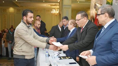 وزير القوى العاملة يسلم 477 شهادة أمان وعقد عمل لذوي الهمم بالشرقية | صور