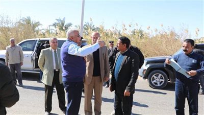 محافظ الوادى الجديد يتفقد أعمال الرصف بطريق موط – الدهوس
