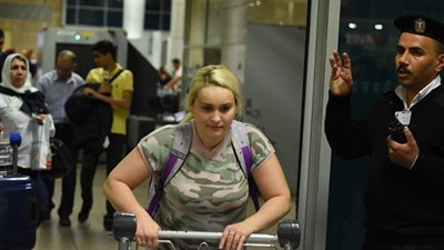 مطار القاهرة يستقبل أول فوج سياحي روسي لمصر للطيران (فيديو)