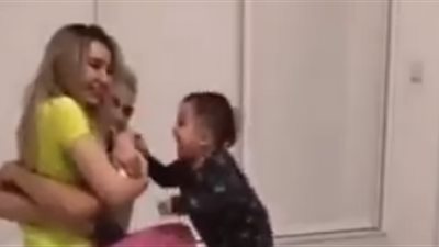 رد فعل طفل حاول والده تقبيل والدته (فيديو)