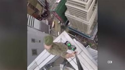 بالفيديو.. شاب يسير بـ«سكوتر ذكي» ويلعب كرة السلة على حافة ناطحة سحاب