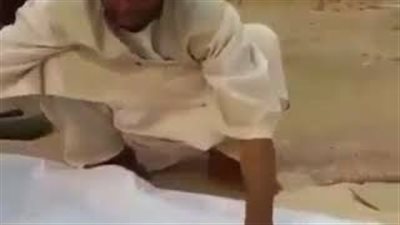 بالفيديو.. خليجي يبتكر طريقة بدائية لكي الملابس بدون مكواة