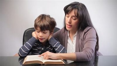 بخطوات بسيطة.. تغلبي على نسيان طفلك لدروسه