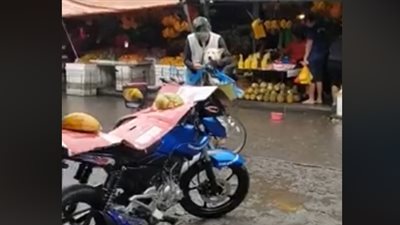 تصرف رجل مع كلب أثناء هطول الأمطار يشعل «فيس بوك» (فيديو)