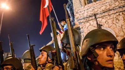 اعتقال 8 ضباط أتراك هبطوا في اليونان مطالبين باللجوء السياسي