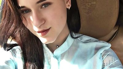 بالصور.. مراهقة تتحدى نحافتها وتعمل مدربة لياقة بدنية