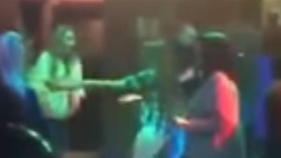 رد فعل فتاة رقصت صديقتها مع شاب (فيديو)