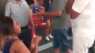 «الحياة بالمقلوب».. فتاة تفاجئ شابا وتطلب منه الزواج أمام الناس (فيديو)