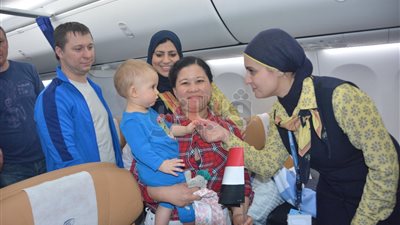 سائحو روسيا يرفعون العلم المصري فور الوصول لمطار القاهرة (صور)