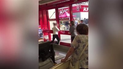 رد فعل صادم لامرأة سرقت زجاجة خمر من متجر (فيديو)