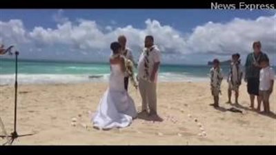 بالفيديو والصور.. عريس يضع عروسه في موقف محرج في حفل الزفاف