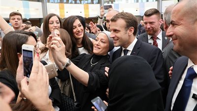 بالصوت.. رئيس فرنسا يلتقط «سيلفي» مع طلاب جامعة في أبو ظبي