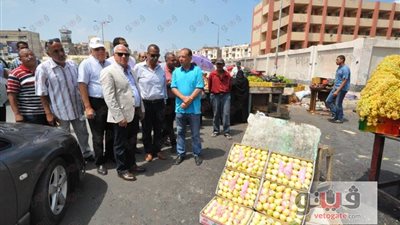 بالصور.. محافظ بورسعيد يتفقد الأسواق ويشدد على تخفيض الأسعار بالعيد