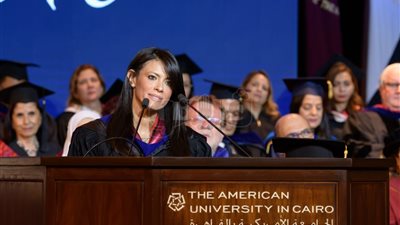 وزيرة السياحة تلقي كلمة بحفل تخرج دفعة بالجامعة الأمريكية (صور)