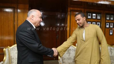 أنقذ 11 راكبا من الموت.. 