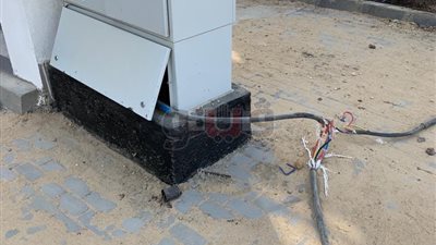 كابلات الكهرباء تهدد سكان كمبوند سكنى بطريق السويس (صور)