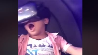 رد فعل طفل يرتدي نظارة محاكاة الواقع لأول مرة (فيديو)