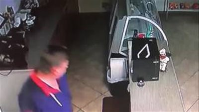 بالفيديو.. مسن أنيق يسرق «آي باد» من داخل مخبز