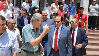 محافظ الدقهلية يستمع لمطالب المواطنين عقب صلاة الجمعة